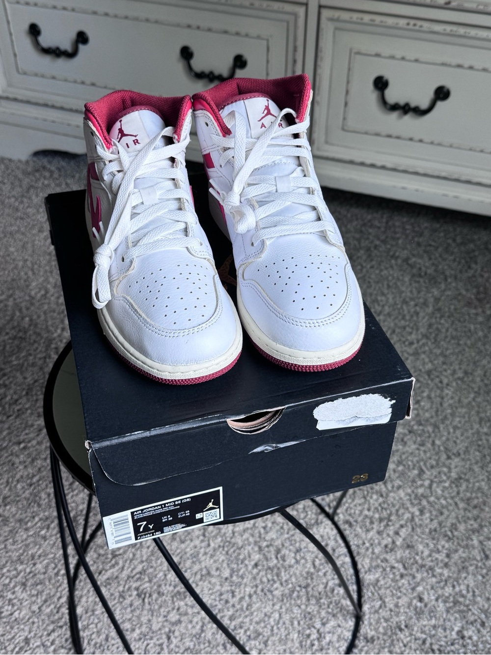 Air Jordan 1 Mid SE. Size 7 Y / 8.5 Women. New and Never Worn.